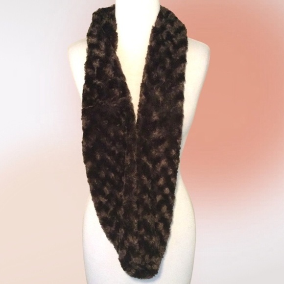Bundle of Two Plush Chocolate Brown Faux Fur Scarves Oblong and Infinity NWOT - Picture 8 of 11
